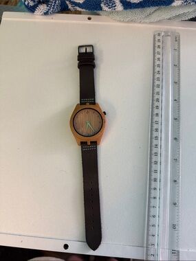 Apache pine Wooden-Cased Men’s Watch with Black Leather Strap and Green Hand